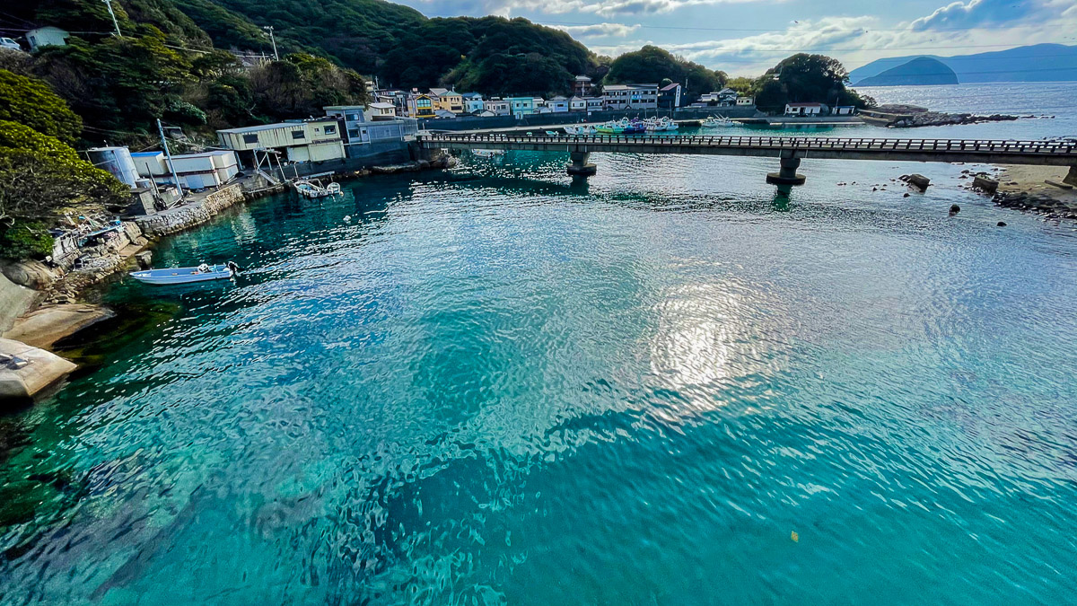 橋の上から見る青い海の色は一見の価値あり