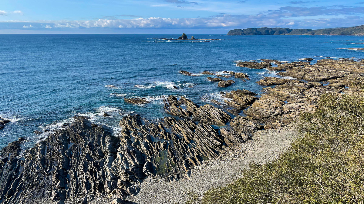 奇岩が続く竜串・見残しエリアの海岸線