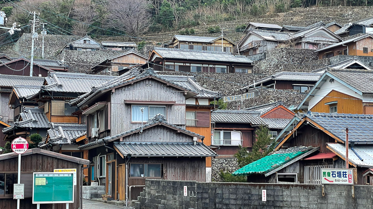 島の斜面に並ぶ外泊の石垣集落