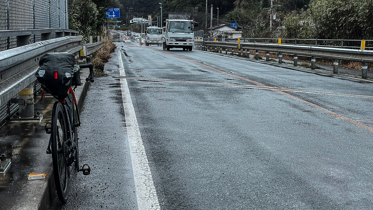 雨のなかもくもくと国道を走り続ける。晴れていれば景色も楽しめるのだが...