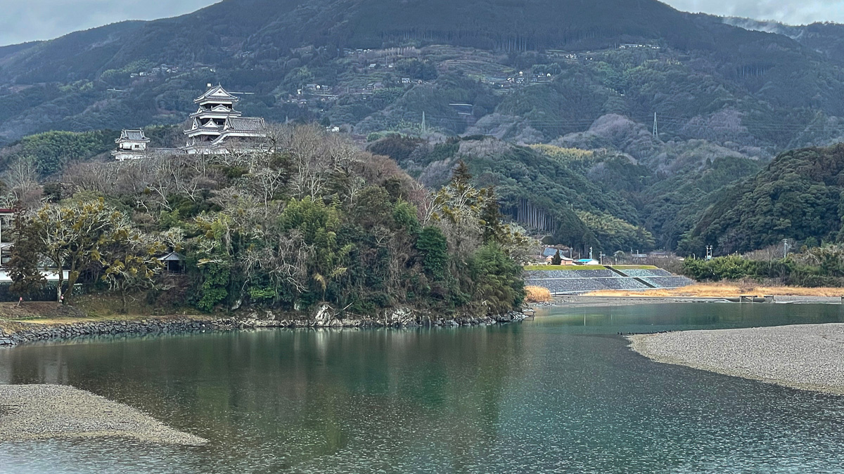 肱川を見下ろす大洲城。うかいで知られる古都だ