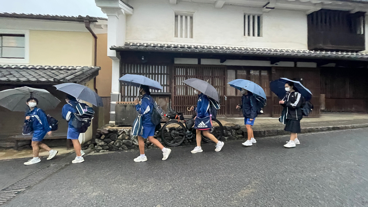 内子町を集団で下校する子供たち