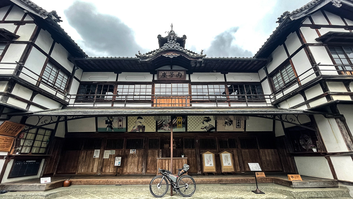 内子座は純和風様式の本格的な芝居小屋。シクロクロス選手権の前夜プレゼンが開催された