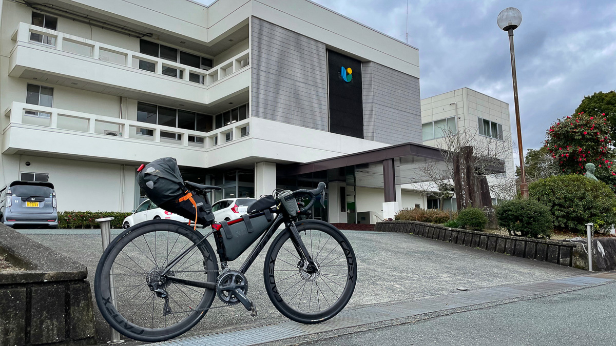 シクロクロス全日本選手権の舞台となった内子町役場を表敬訪問