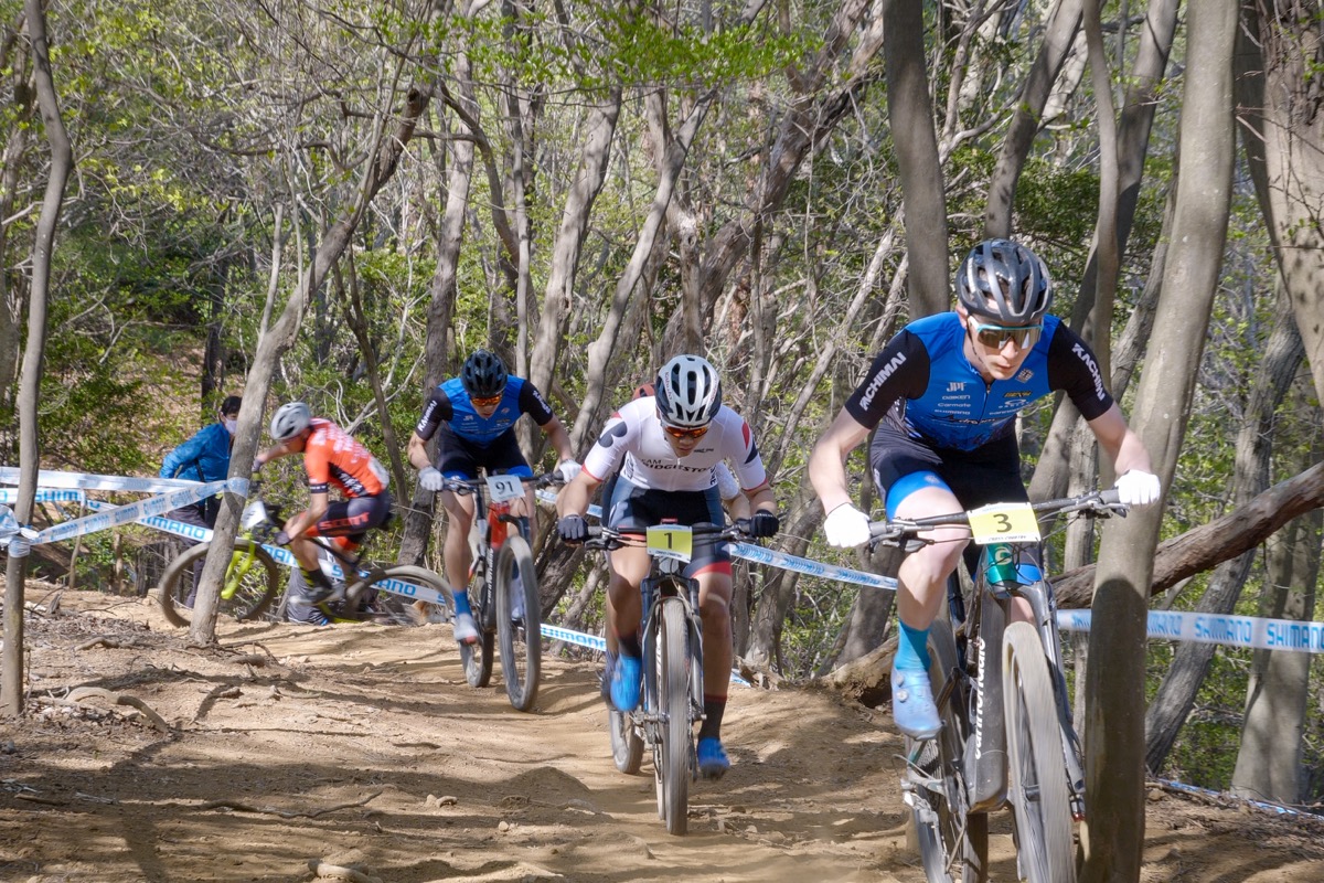 先頭グループを率いる北林力（Dream Seeker MTB Racing Team）