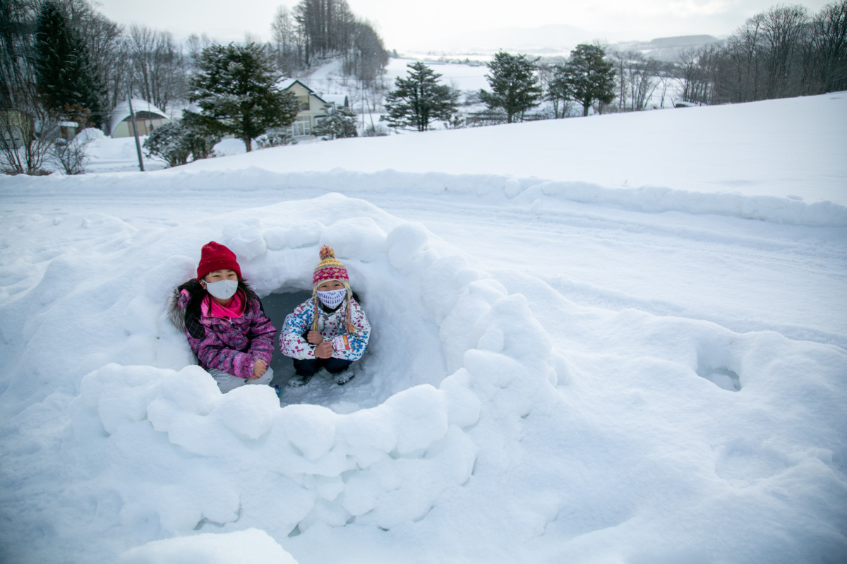 雪をレンガのように積み上げて作ったかまくら