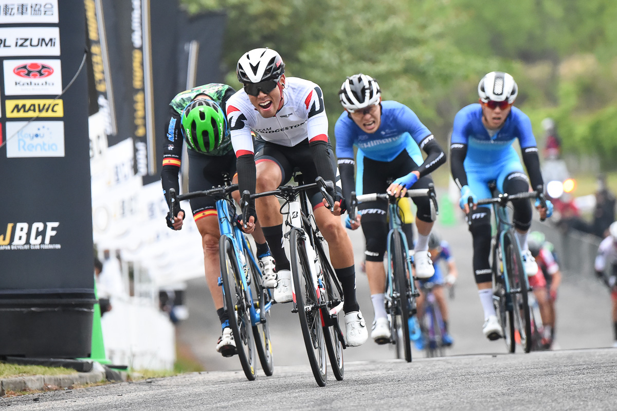 スプリントを制した山本哲央（チームブリヂストンサイクリング）が優勝