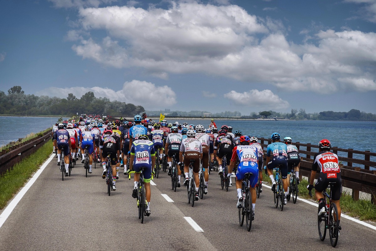 アドリア海に浮かぶ島グラードをスタート。しかしこの直後に多重落車が起きた