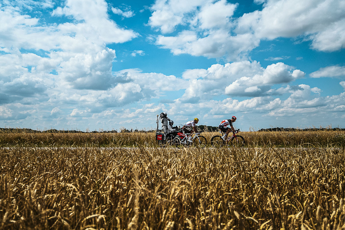 麦畑のなかを逃げるロジャー・クルーゲ（ドイツ、ロット・スーダル）とグレッグ・ファンアーヴェルマート（ベルギー、アージェードゥーゼール・シトロエン） 
