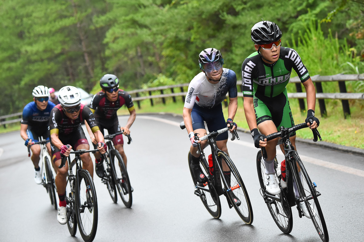 E1　登りで先頭に立つ鎌田晃輝（松山学院高等学校自転車競技部）元シマノレーシングの小橋勇利（YURIFitCyclingTEAM）が続く