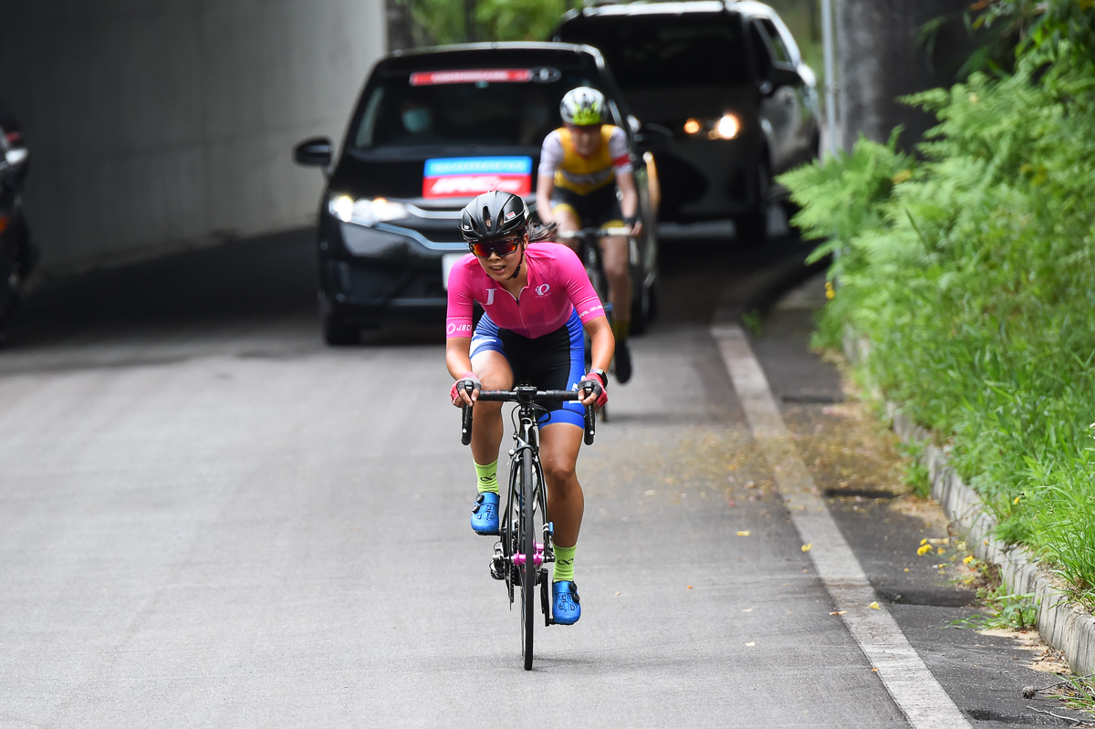 女子　最終周回、3連トンネルで植竹海貴（Y's Road）が唐見実世子（弱虫ペダルサイクリングチーム）との差を広げる