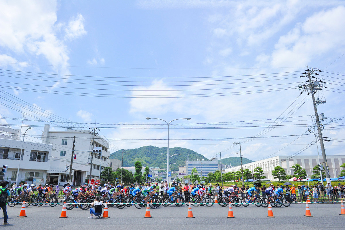 広島市の西区商工センターに設定された公道特設周回コースで開催される広島クリテリウム