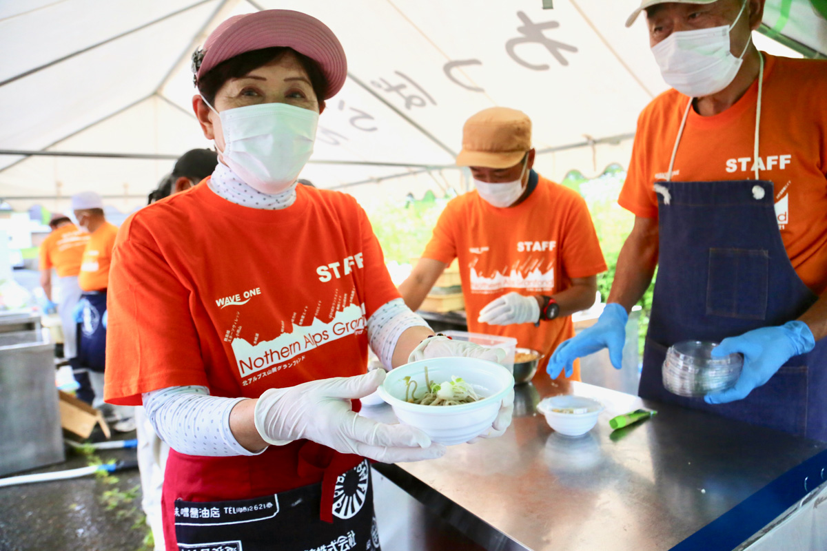 信州と言えば！のお蕎麦。この日は2箇所のエイドで振る舞われた