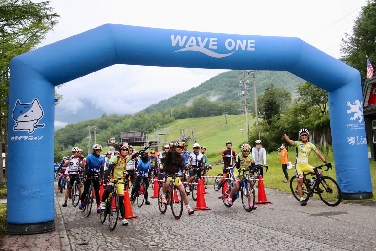 時刻は6時前。鹿島槍スポーツヴィレッジを160kmコースの参加者が出発していく