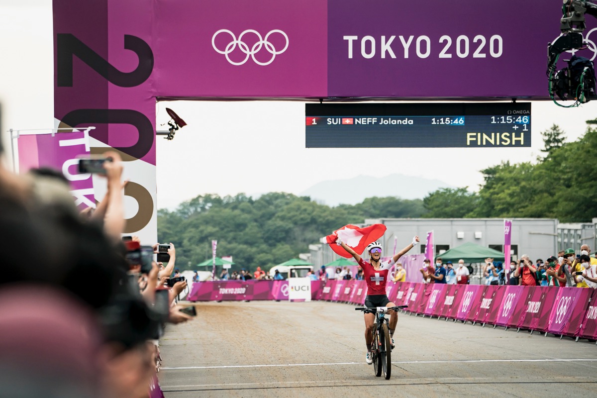 スイス国旗を掲げてフィニッシュするヨランダ・ネフ（スイス）