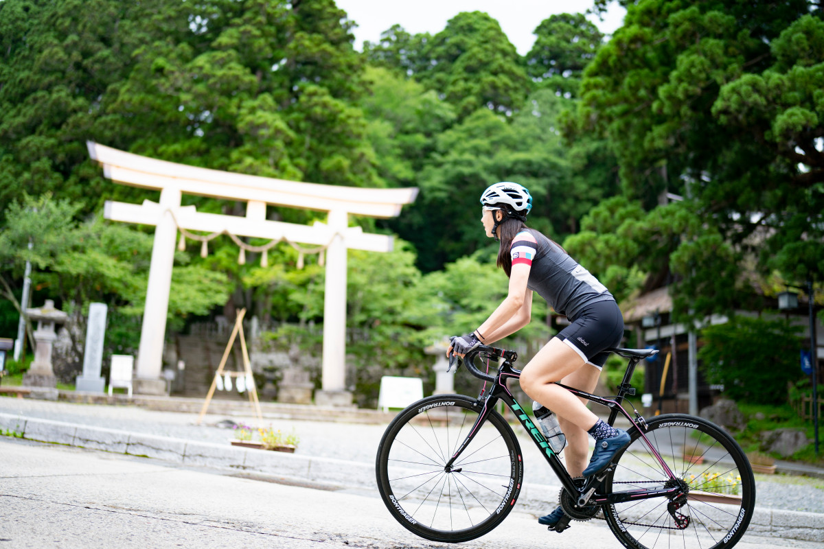 神聖な戸隠神社の前を通過