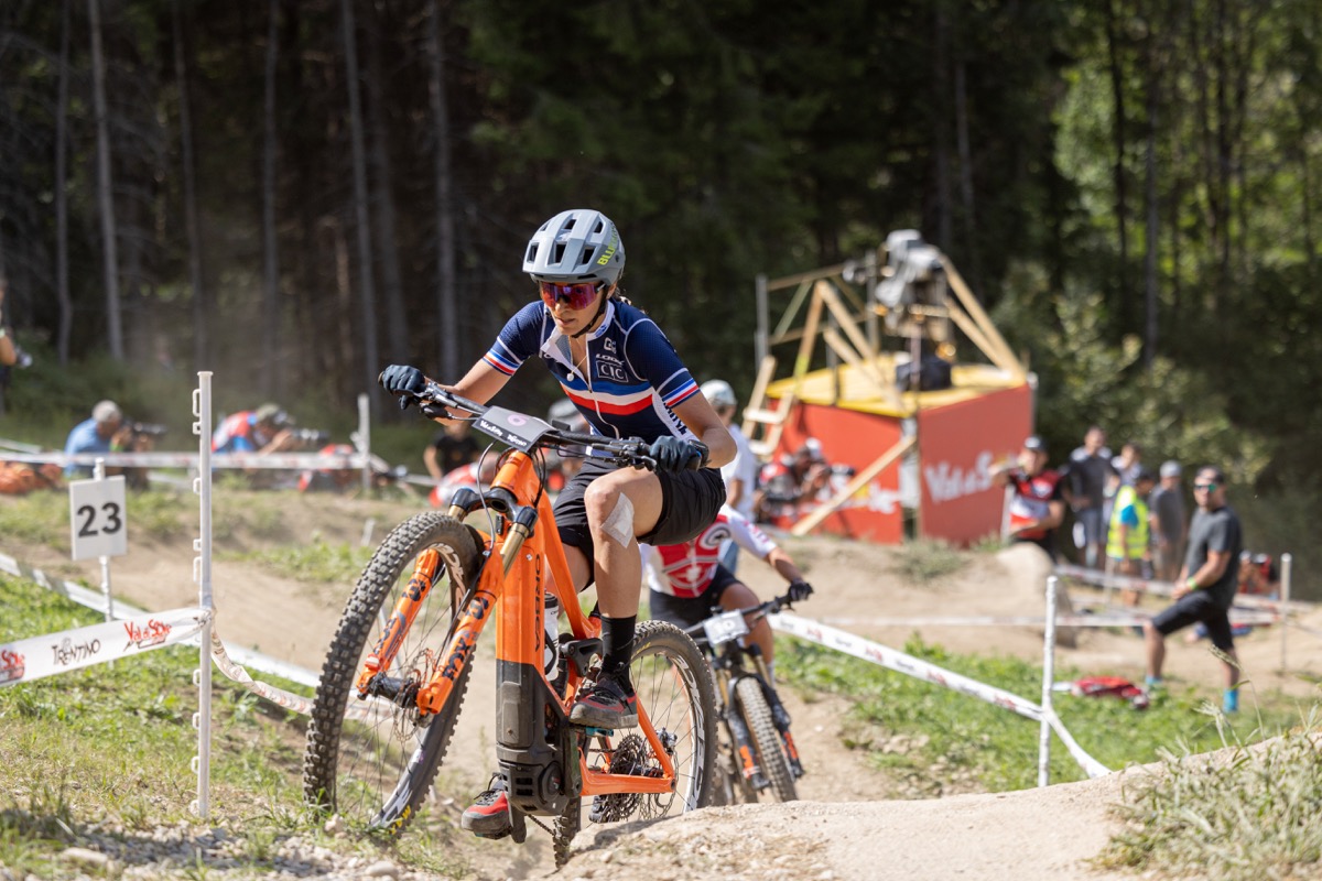 女子E-MTBクロスカントリー：先頭争いを繰り広げるローラ・シャルル（フランス）とニコール・ゲルディ（スイス）