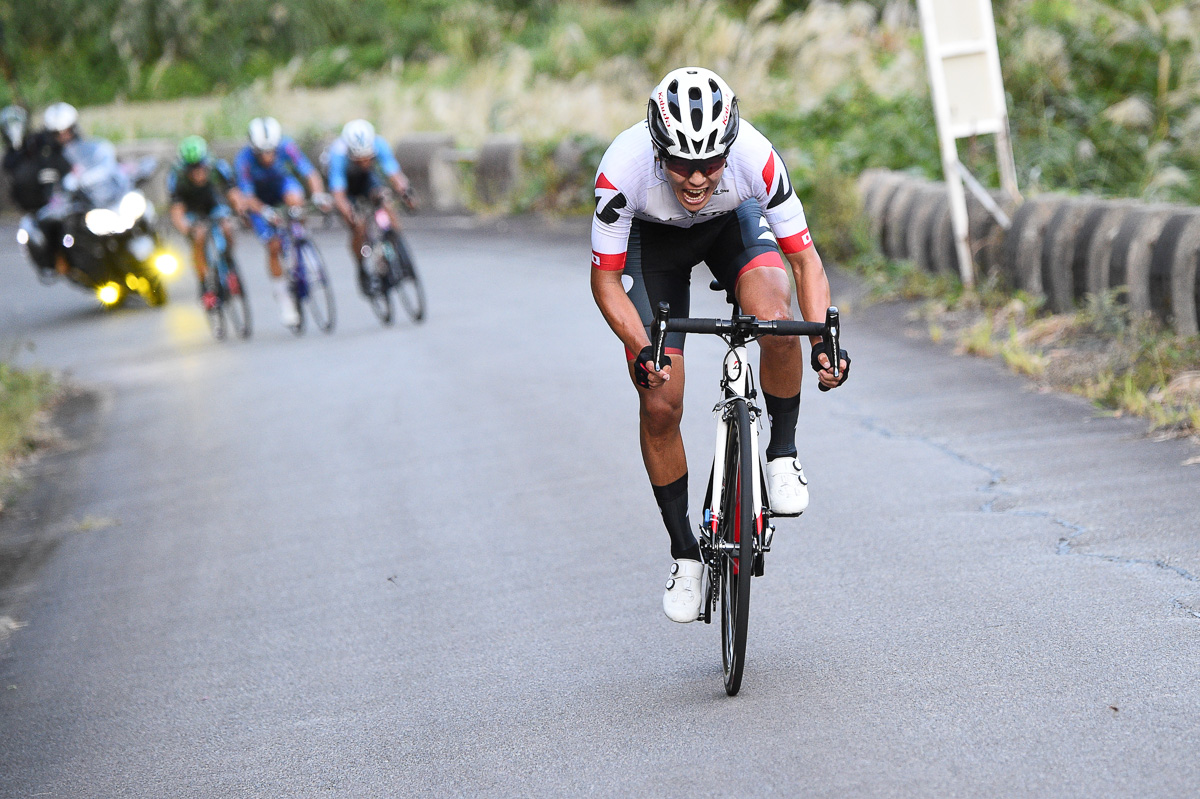 レース終盤アタックを繰り返す沢田時（チームブリヂストンサイクリング）後方に追走する3名が迫る