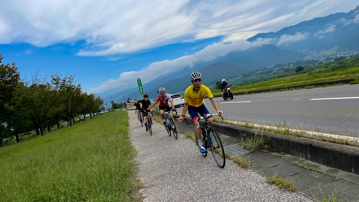 開けた景色が楽しめる千曲川サイクリングロードを走る