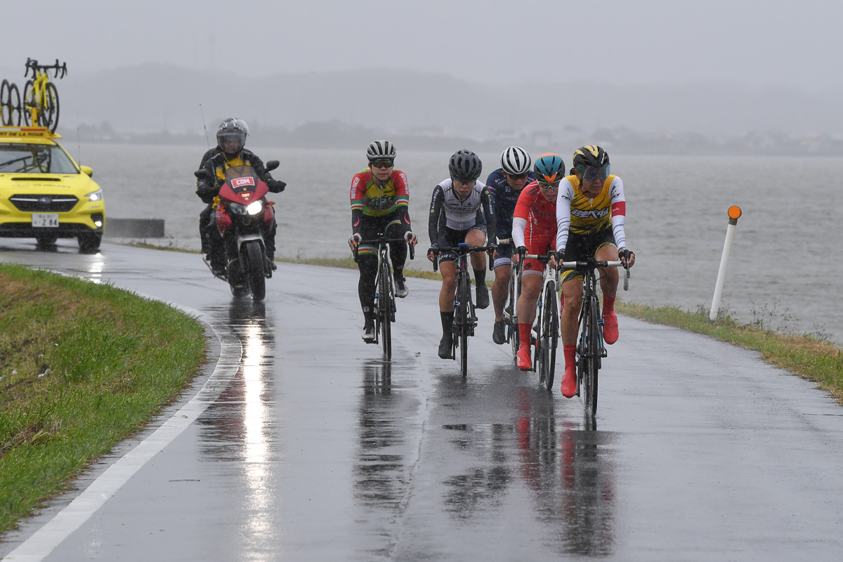 女子　唐見実世子（弱虫ペダルサイクリングチーム）を先頭に霞ヶ浦沿いを行く集団