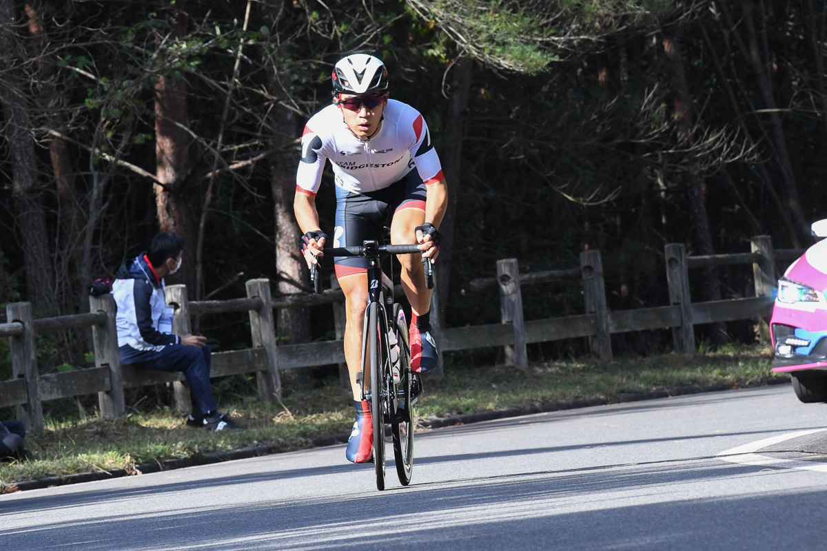 6周目に単独で飛び出した河野翔輝（TEAM BRIDGESTONE Cycling）