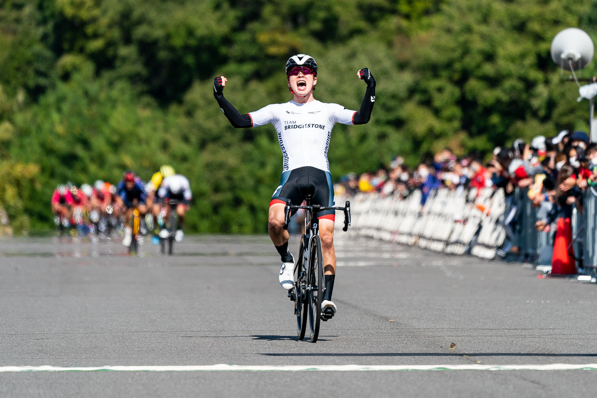 最終周回に独走を決め、勝利した兒島直樹（TEAM BRIDGESTONE Cycling）