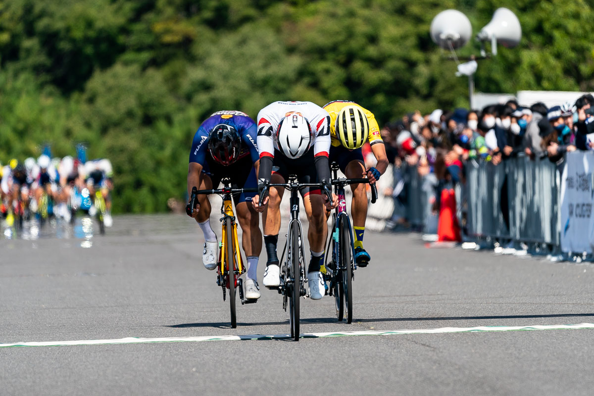 2位争いのスプリントもチームメイトの山本哲央（TEAM BRIDGESTONE Cycling）が制した