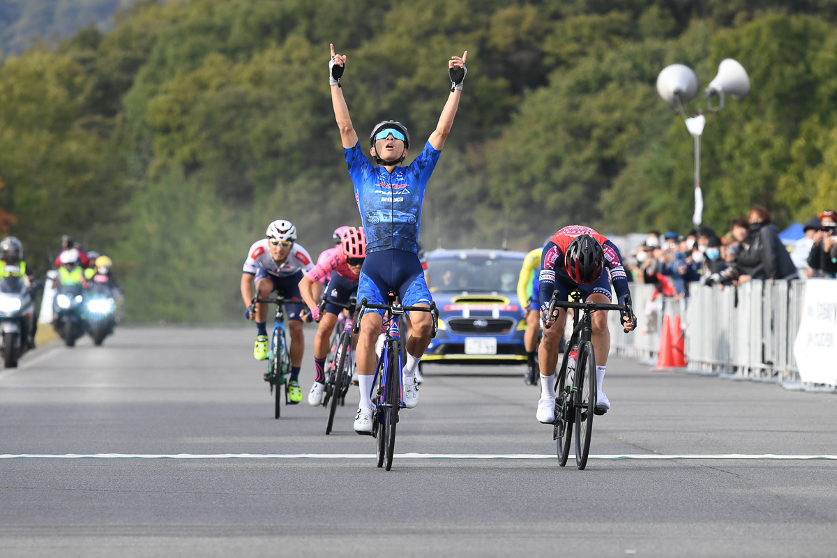 スプリント勝負を制して草場啓吾（愛三工業レーシングチーム）が全日本選手権初優勝