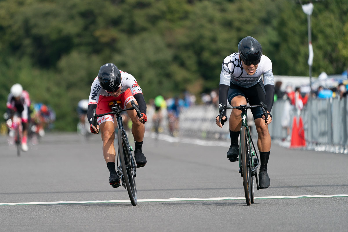 男子マスターズ40〜49歳 優勝 川崎嘉久（写真右、Team Zenko）