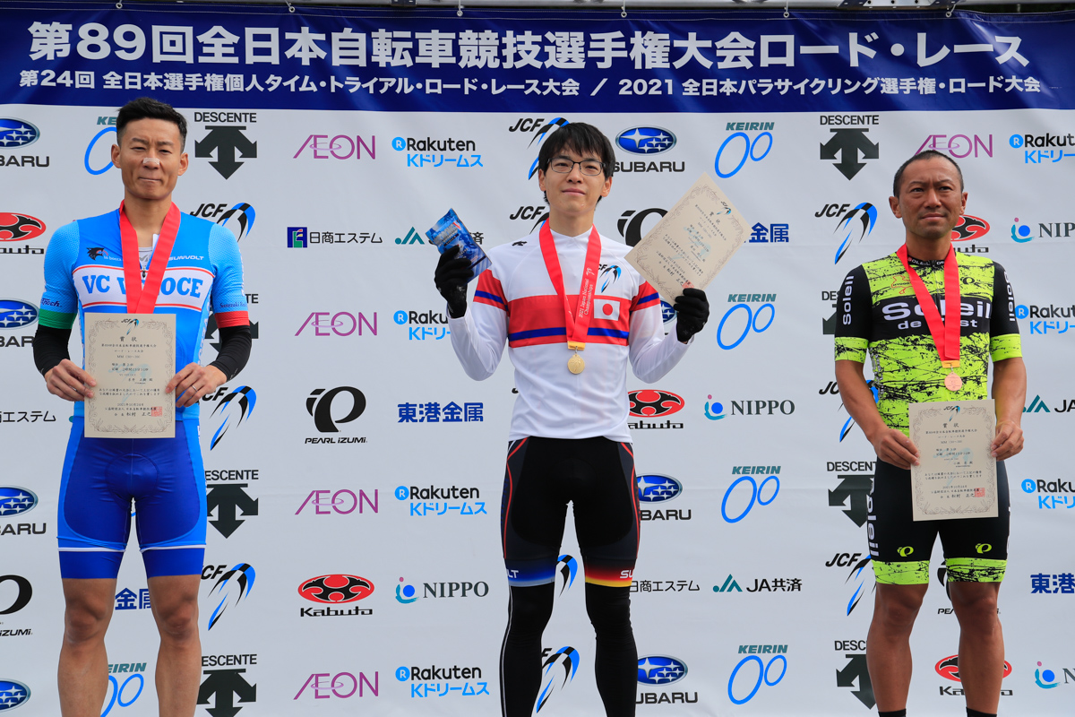 男子マスターズ30-39 優勝 原田将人（Infinity Style）、2位糸井正樹（VC VELOCE）、3位小林亮（soleil de l'est）