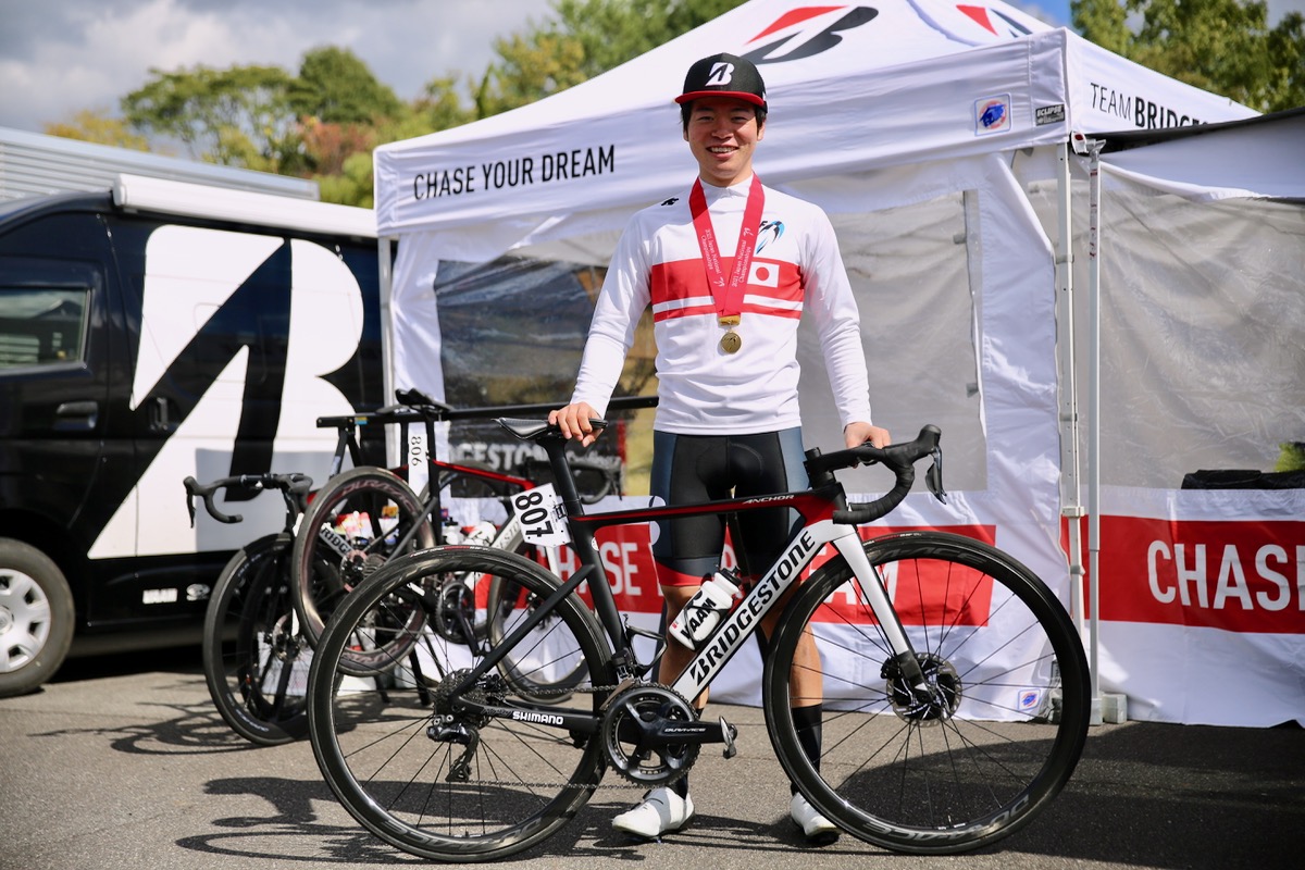 男子U23ロードチャンピオンに輝いた兒島直樹（TEAM BRIDGESTONE Cycling）とアンカー RP9