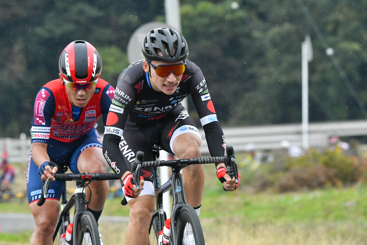 小石佑馬（チーム右京相模原）と小坂光（宇都宮ブリッツェン）が逃げにブリッジを試みるが届かず