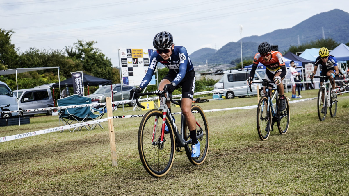 副島を追う堀川滉太(NEBcycling)、川村誠(Team36隊)、村田憲治(岩井商会レーシング)のパック