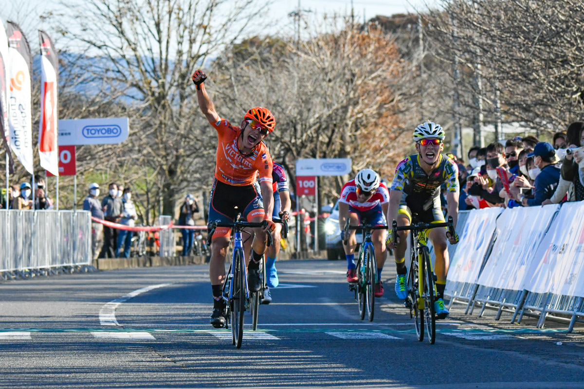 小集団のゴールスプリント勝負を制した阿曽圭佑（ヴィクトワール広島）がうれしい初勝利でチームにもJCL初勝利をもたらした