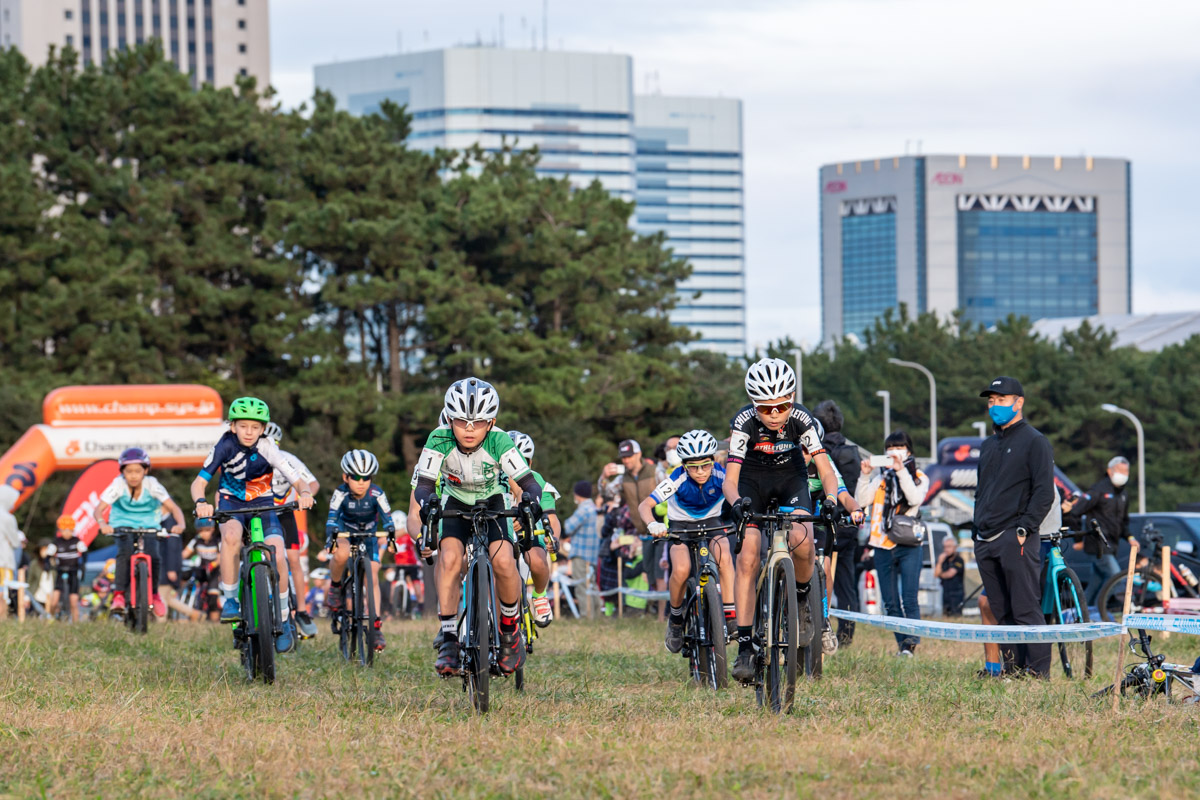 幕張新都心のオフィスビルを横目にレースが繰り広げられた