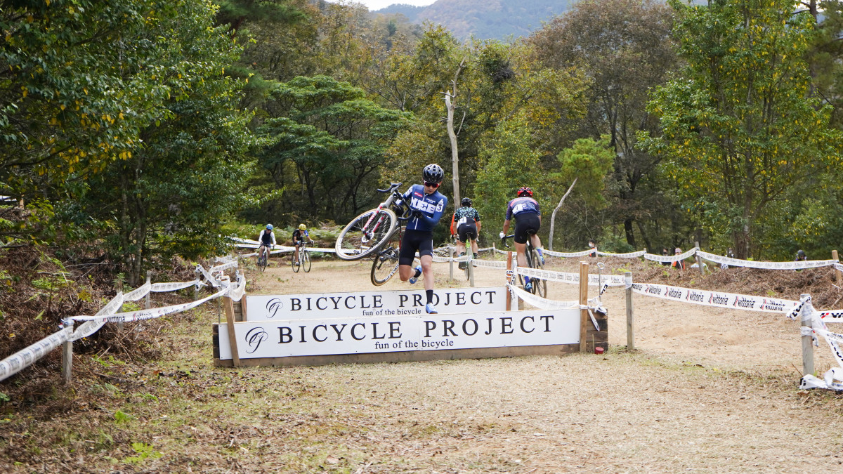 序盤から10秒ほどのギャップで独走に持ち込んでいく堀川滉太(NEBcycling)