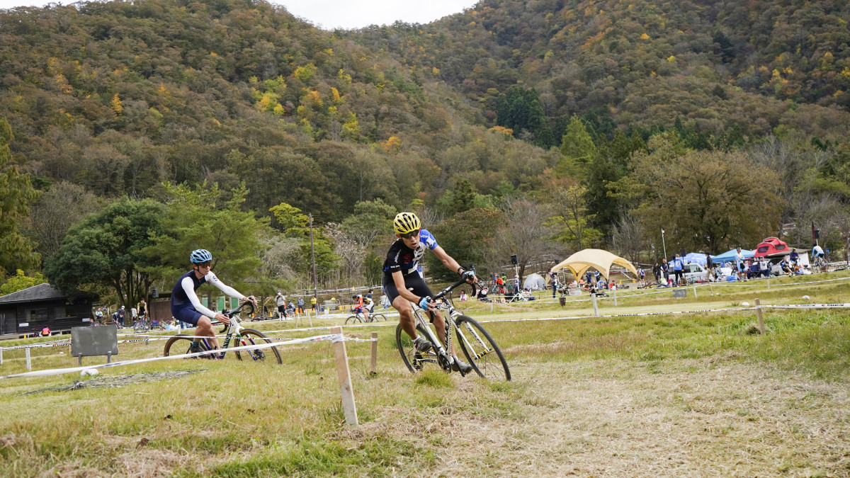 芝区間をパックで走る村田憲治(岩井商会レーシング)と岸央展(Baggy racing cyclocross)