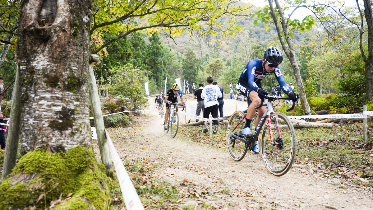 最終の林間区間を終えて芝区間に向かう堀川滉太(NEBcycling)と村田憲治(岩井商会レーシング)