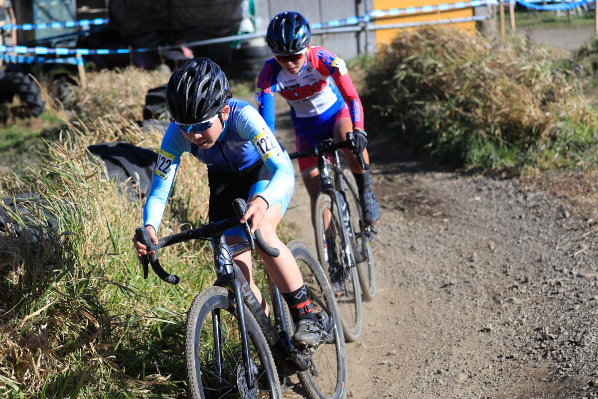 2番手グループを組む福田咲絵（AX cyclocross team）と矢吹優夏（B.B.Q）