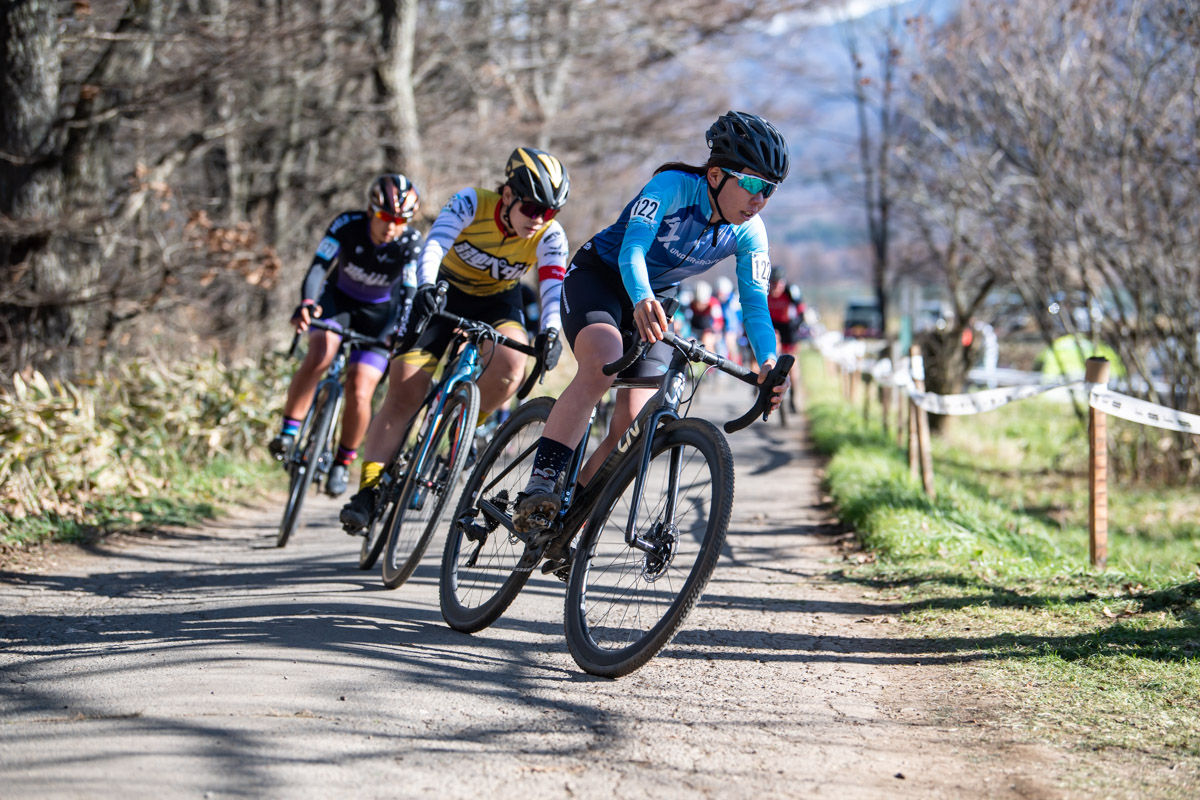 ホールショットを決め、先頭で牧草地帯に入る福田咲絵（AX cyclocross team）