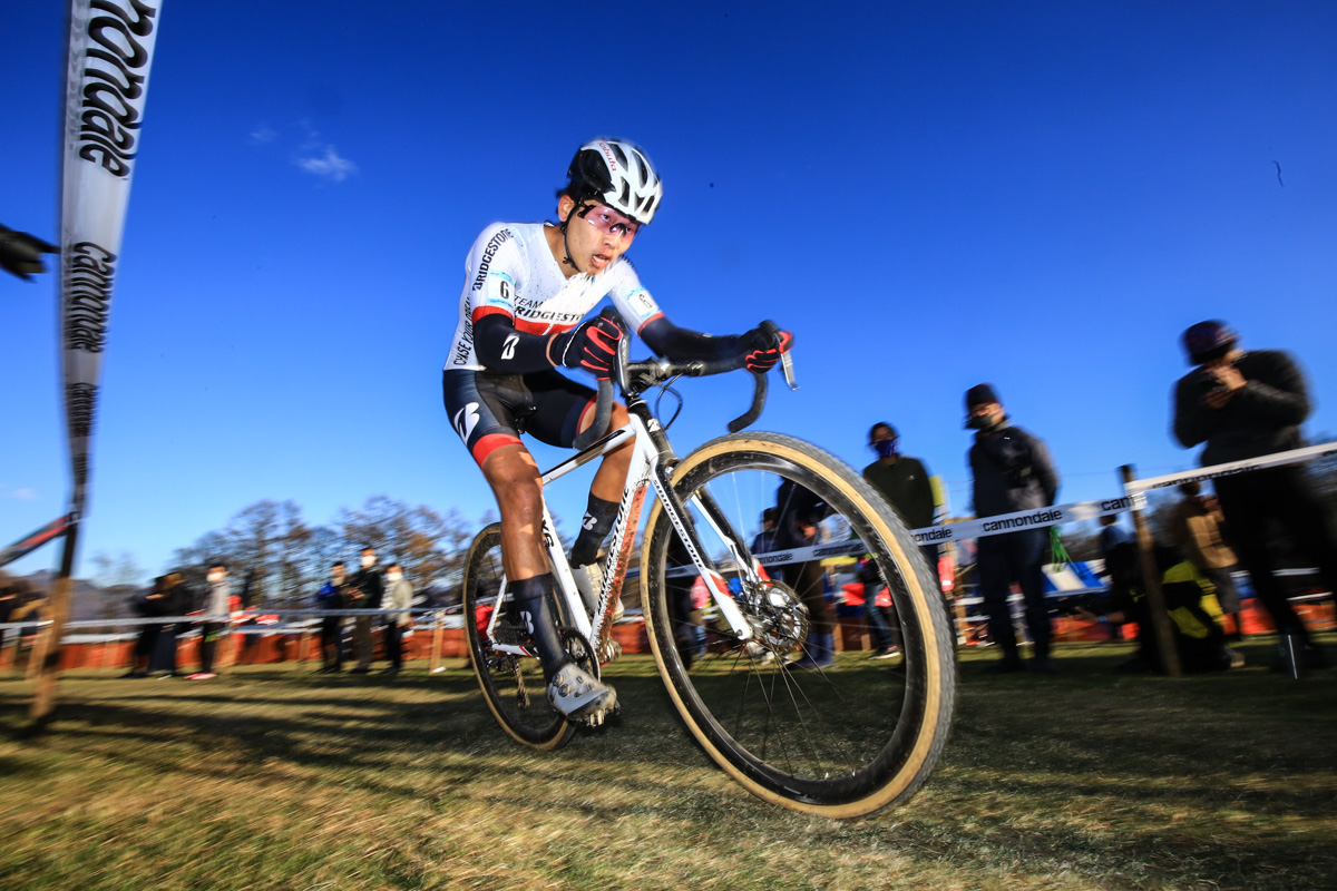 織田聖を追う沢田時（TEAM BRIDGESTONE Cycling）