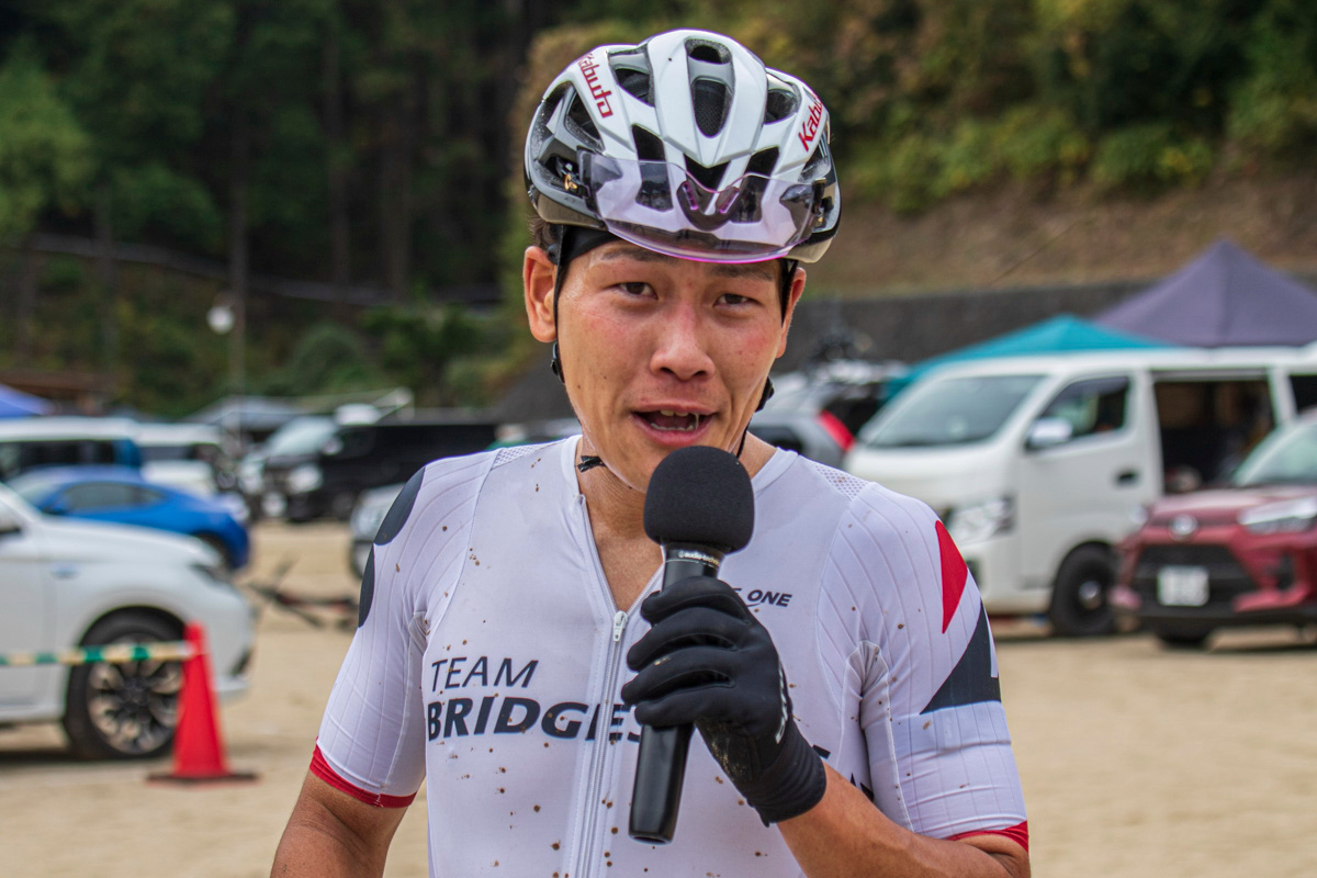 フィニッシュ直後にマイクを渡された沢田時（TEAM BRIDGESTONE Cycling）。開口一番「小学生の頃からの夢がかなった」　