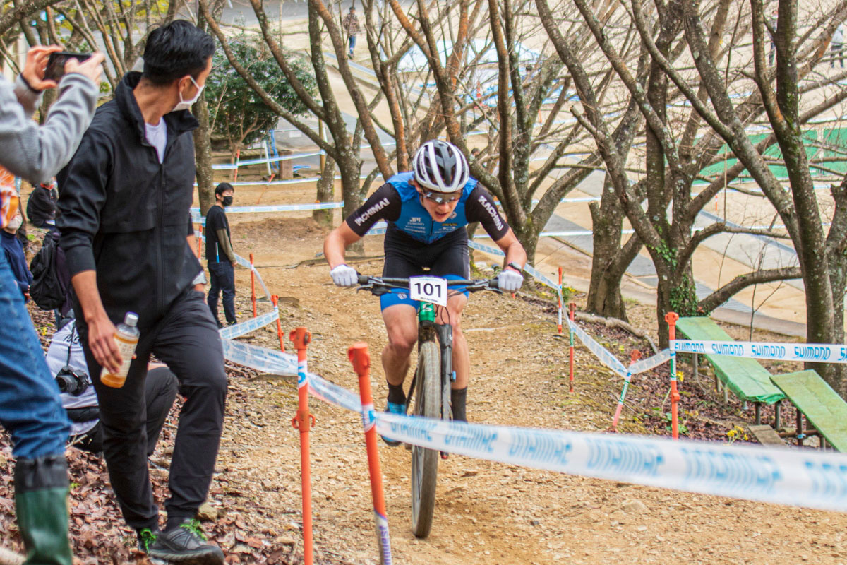 桜坂を力走する北林力（DREAM SEEKER MTB RACING TEAM）に“師匠”山本幸平が檄を飛ばす