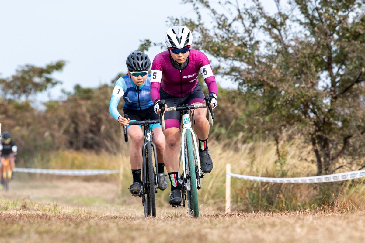 スタートしてすぐに先頭は石田唯（早稲田大学）と福田咲絵（AX cyclocross team）の2名に