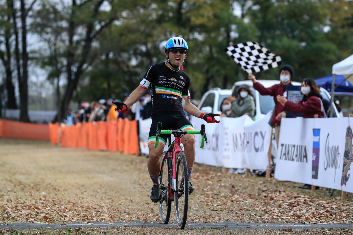 最初から最後まで魅せるレースで会場を沸かせたショーマン中村龍吉（acu-power RACING TEAM）が優勝