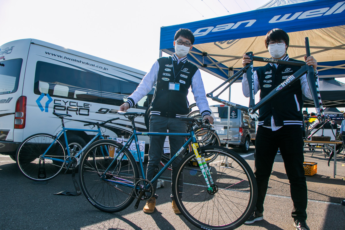 チネリのピスト系バイクを持ち込んだ岩井商会