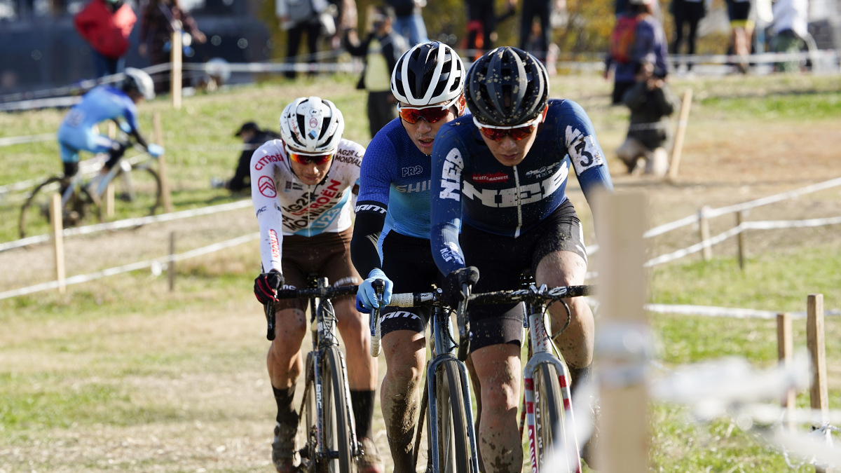 堀川滉太(NEBcycling)、横山航太(シマノレーシング)に迫る津田悠義(EQADS)