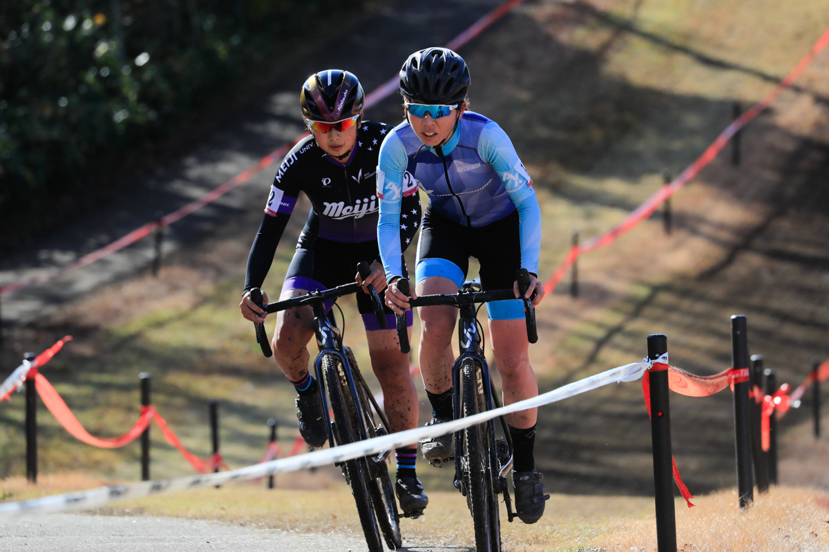 福田咲絵（AX cyclocross team）と渡部春雅（明治大学）の先頭パック