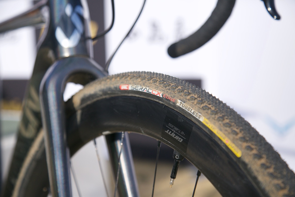 タイヤはIRCのドライレース用であるSERAC EDGE TUBELESS（32c）