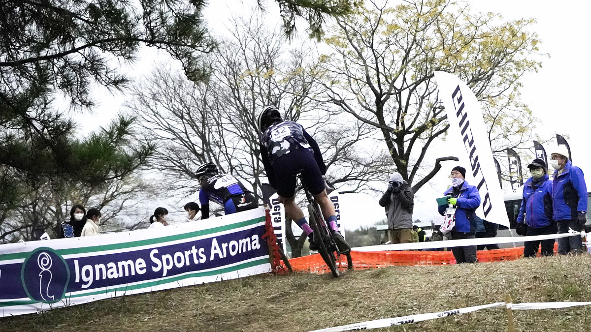 2位を走る戸谷亮司（京都岩井商会レーシング）を捉えた山中真（GT Bicycles/人力車）